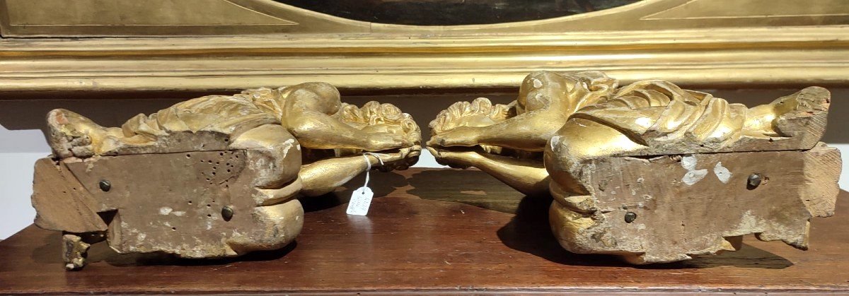 Coppia di angeli genuflessi in legno scolpito e dorato. Italia centrale, XVII secolo.-photo-4