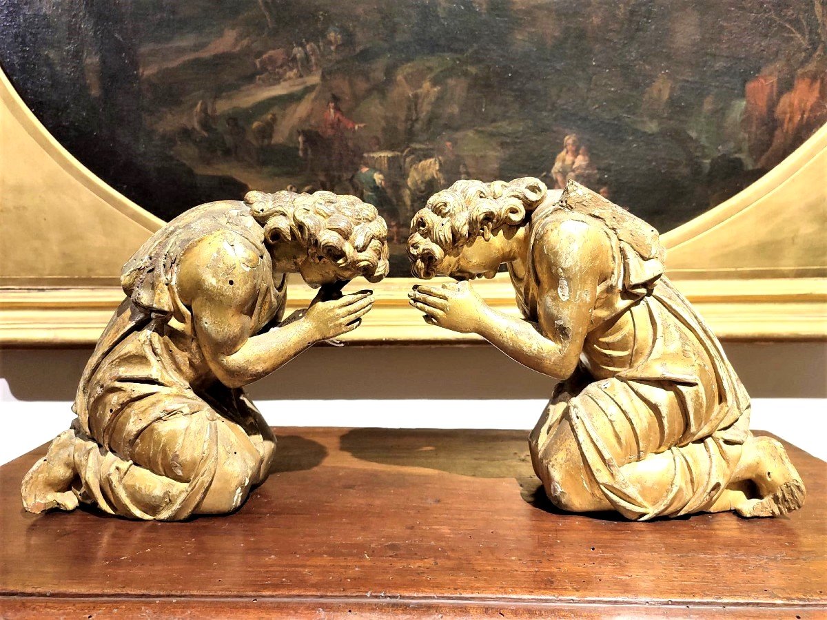 Coppia di angeli genuflessi in legno scolpito e dorato. Italia centrale, XVII secolo.