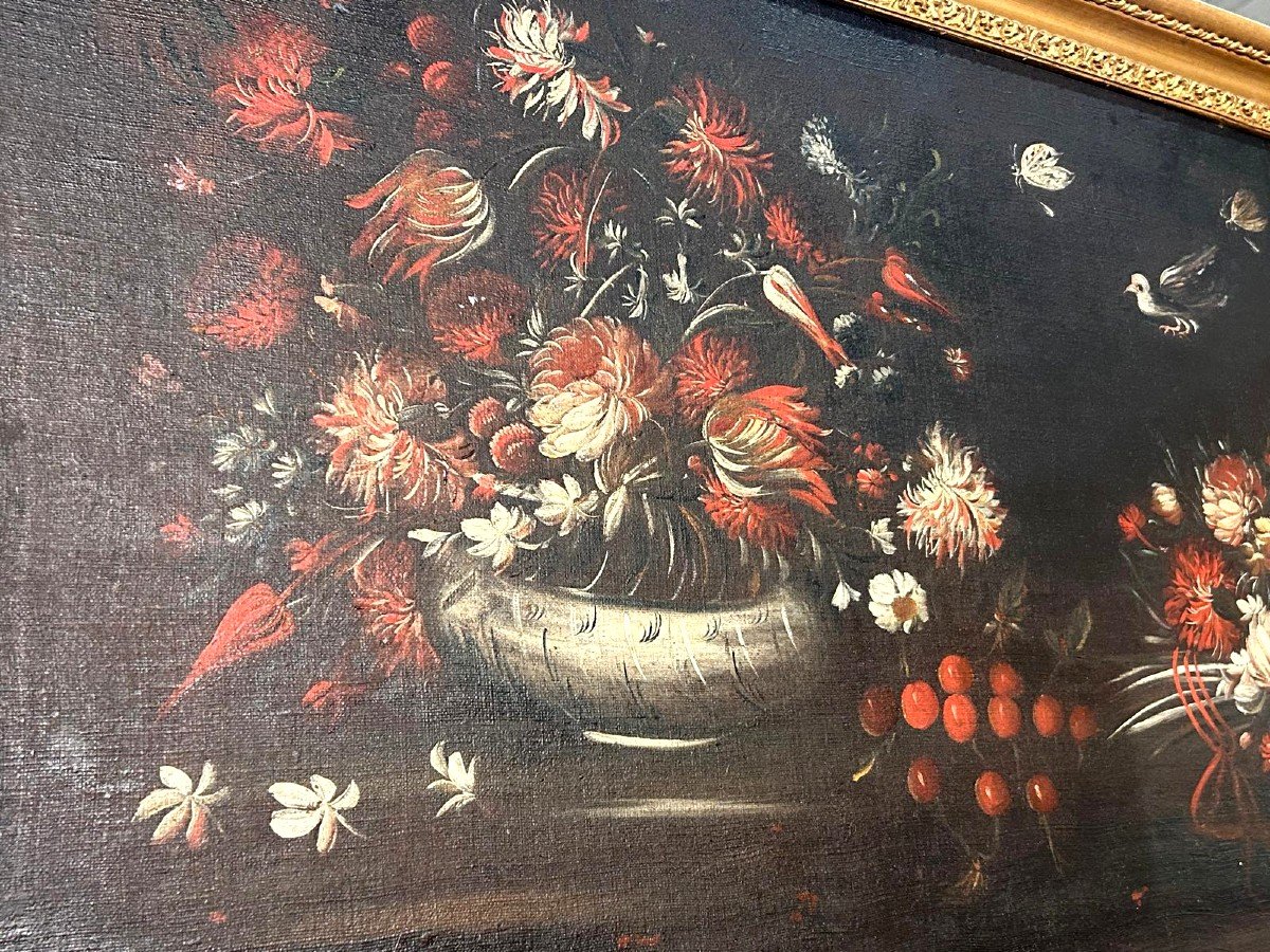 Coppia di nature morte del XVII secolo con vasi di fiori e volatili.-photo-6