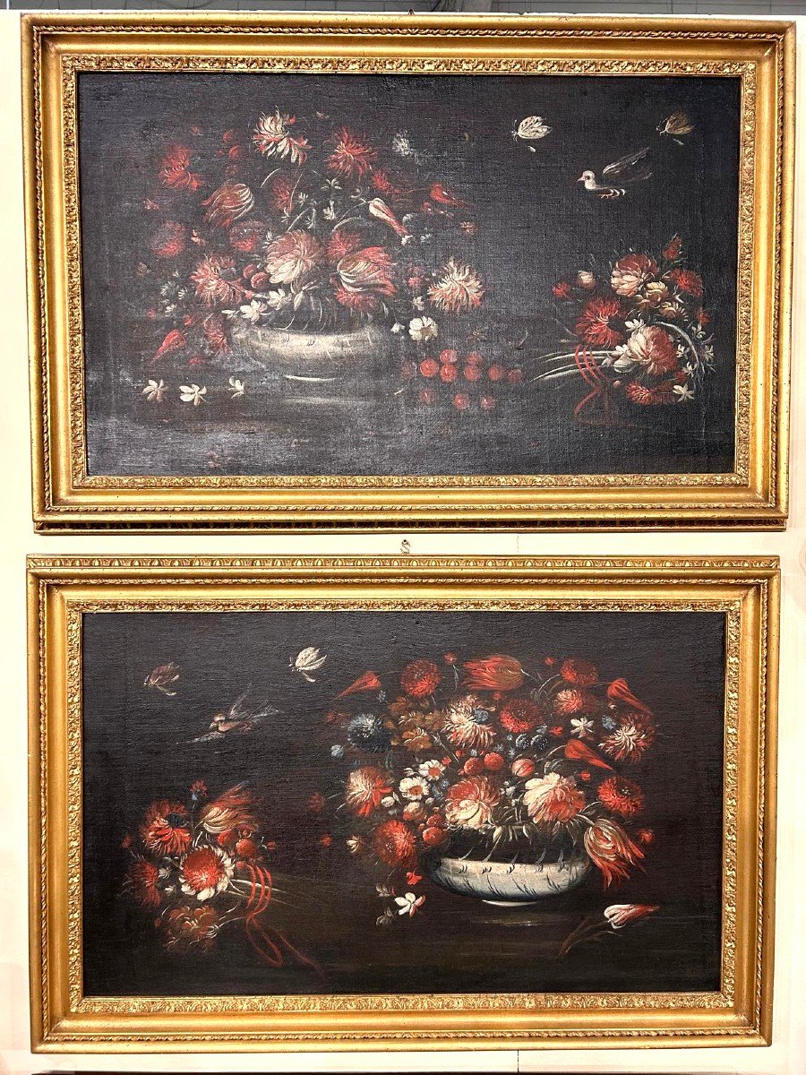 Coppia di nature morte del XVII secolo con vasi di fiori e volatili.