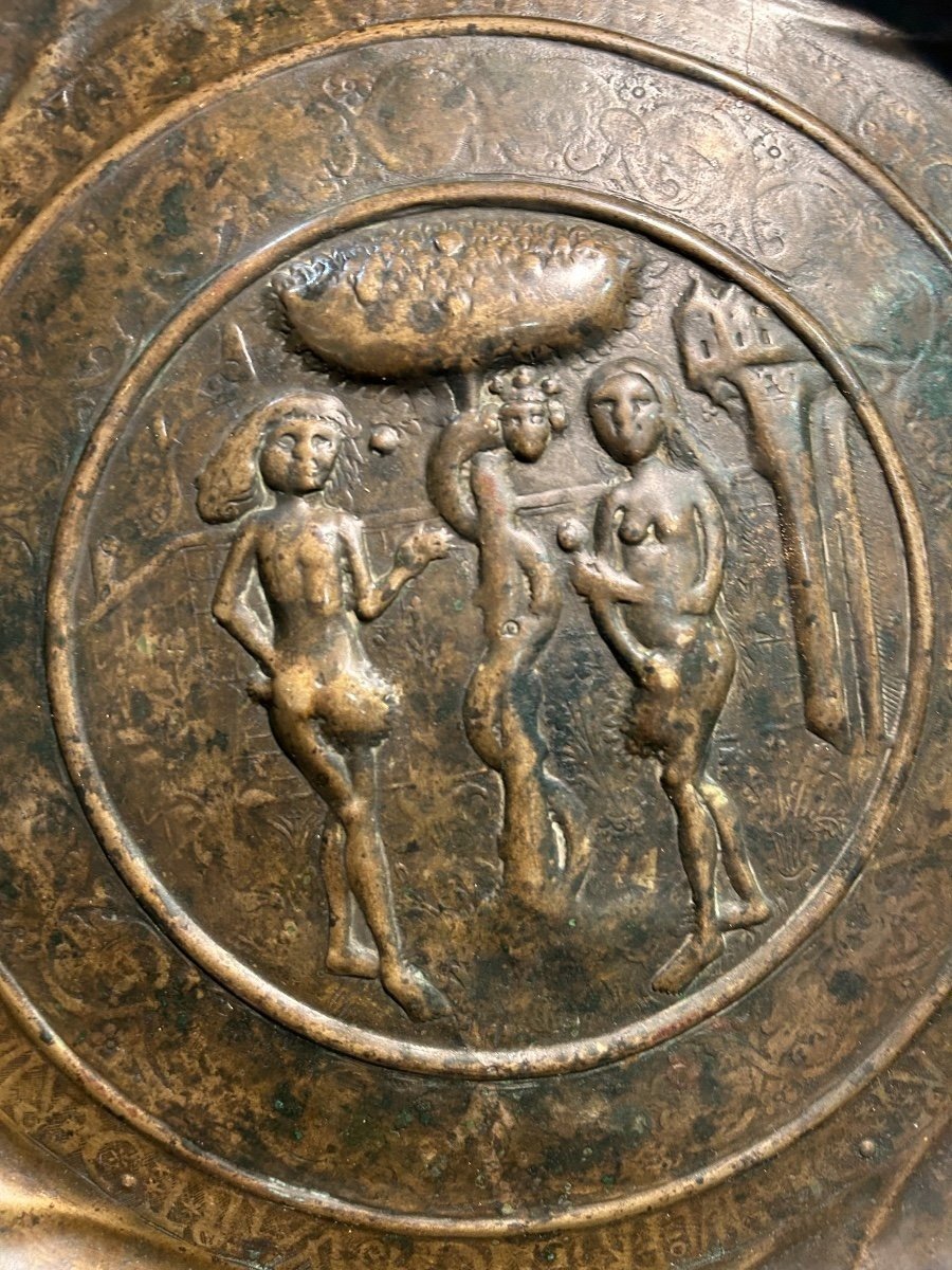 Piatto da elemosiniere in rame sbalzato da 39 cm, Norimberga XVI -XVII secolo.-photo-1