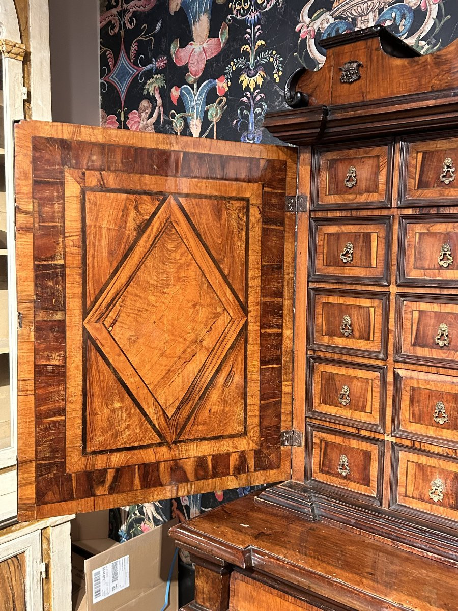 Elegante mobile doppio corpo con monetiere in legni pregiati. Roma, ultimo quarto del Seicento.-photo-2