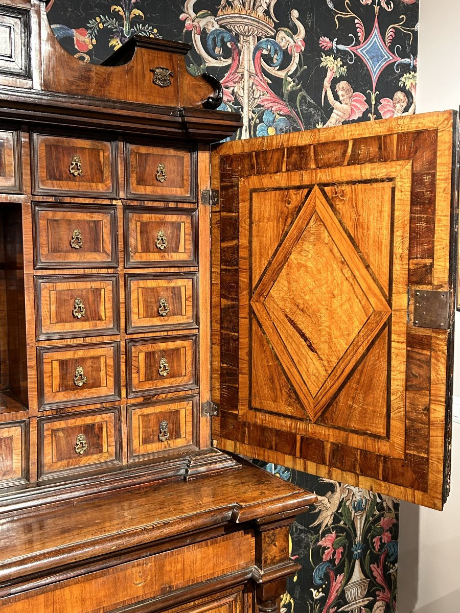 Elegante mobile doppio corpo con monetiere in legni pregiati. Roma, ultimo quarto del Seicento.-photo-3