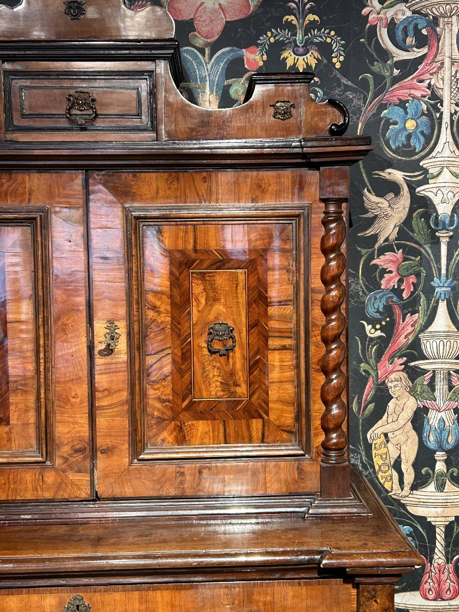 Elegante mobile doppio corpo con monetiere in legni pregiati. Roma, ultimo quarto del Seicento.-photo-1