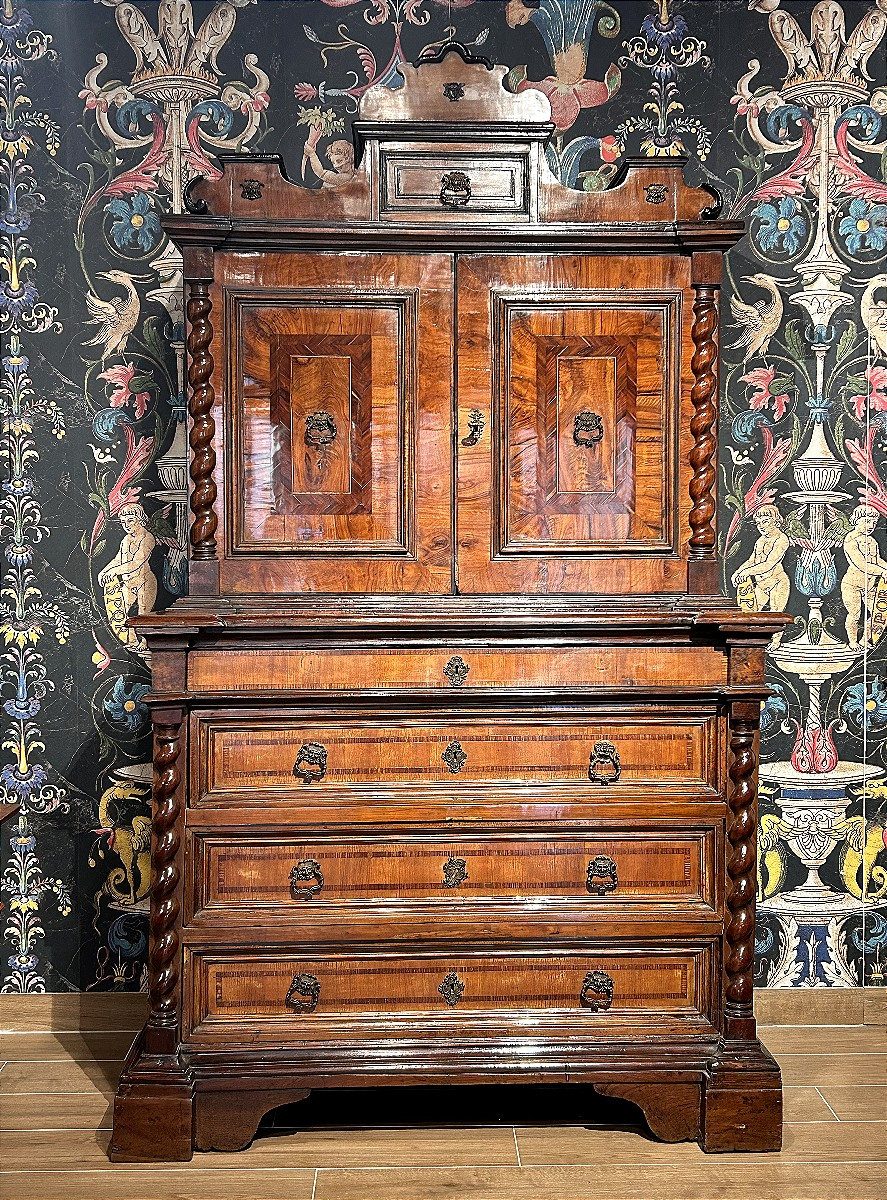 Elegante mobile doppio corpo con monetiere in legni pregiati. Roma, ultimo quarto del Seicento.