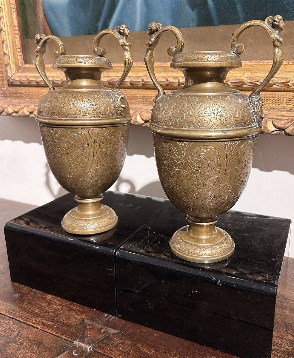Coppia di vasi in bronzo finemente incisi. Firenze, fine del XVI secolo.-photo-2