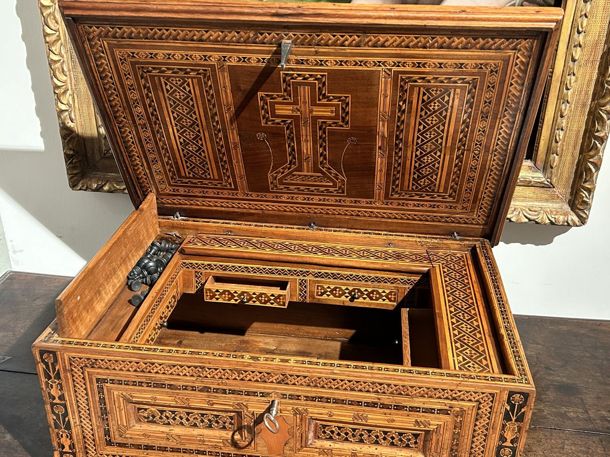 Preziosa cassa certosina riccamente intarsiata in legni pregiati e scacchiera, primi del XVI s.-photo-7