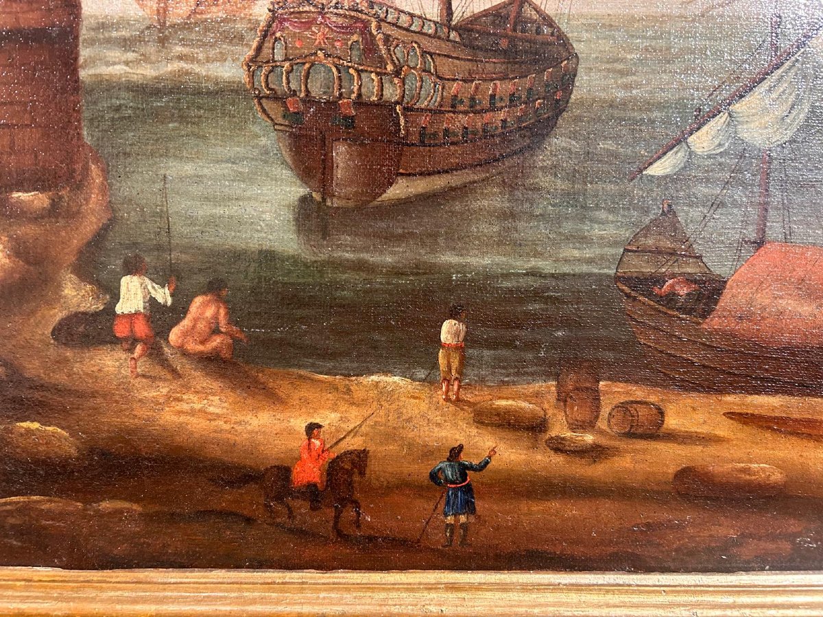 Interessante marina con personaggi e galeoni con cornice coeva. Centro-Italia fine del '600.-photo-3