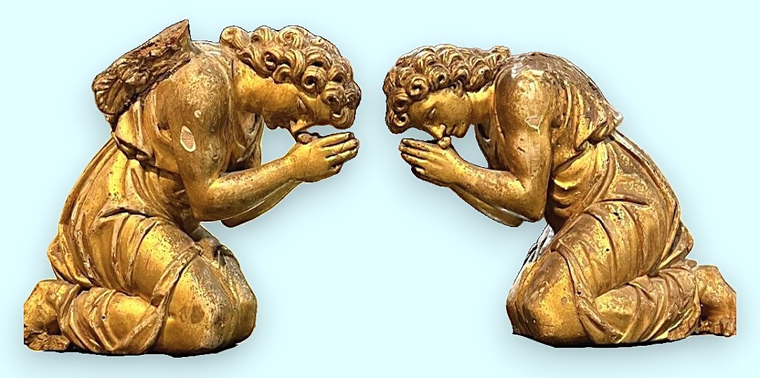 Coppia di angeli genuflessi in legno scolpito e dorato. Italia centrale, XVII secolo.