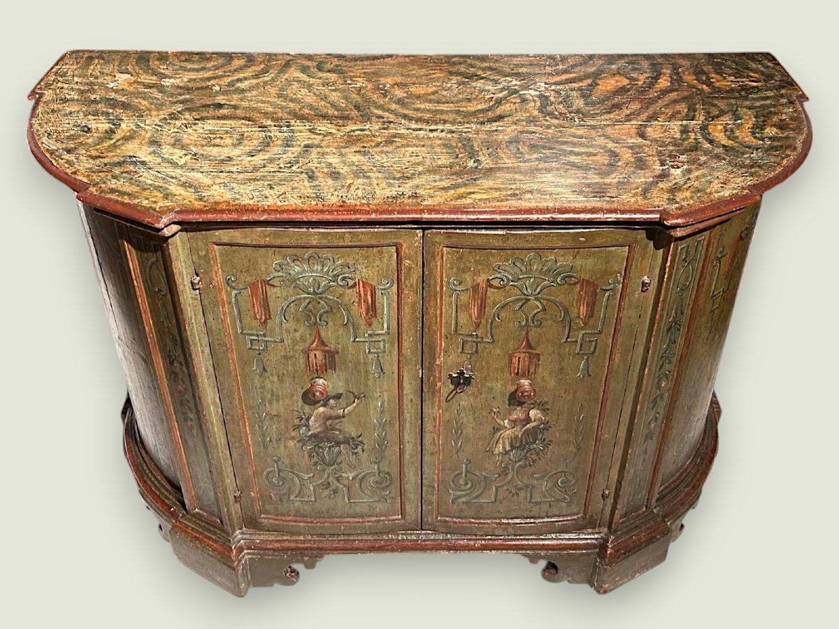 Rara credenza laccata. Laguna veneta, ultimo quarto del Seicento.-photo-2