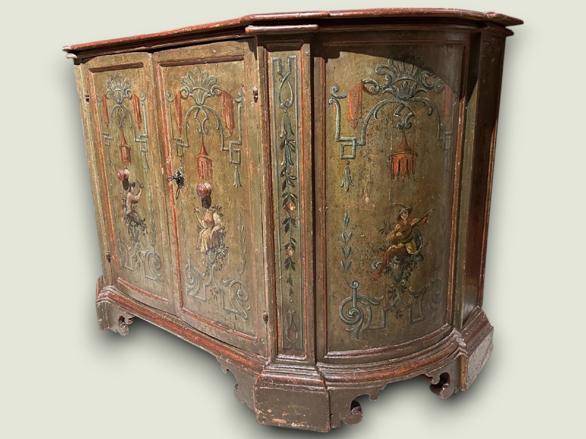 Rara credenza laccata. Laguna veneta, ultimo quarto del Seicento.-photo-3