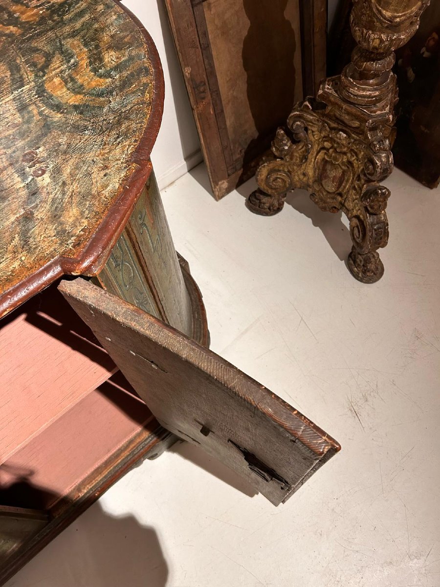 Rara credenza laccata. Laguna veneta, ultimo quarto del Seicento.-photo-4