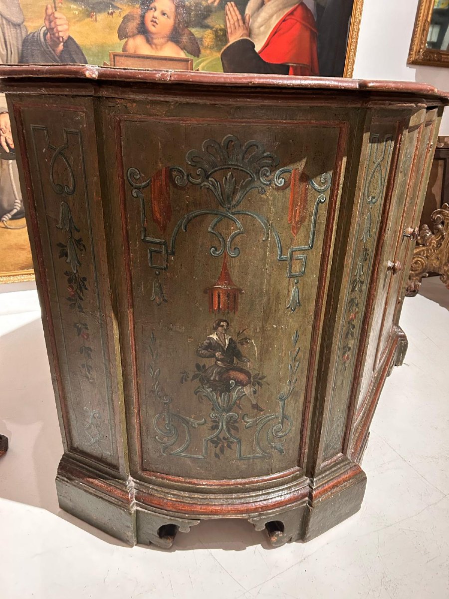 Rara credenza laccata. Laguna veneta, ultimo quarto del Seicento.-photo-8