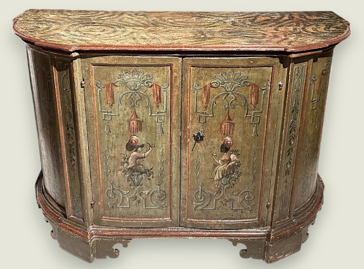 Rara credenza laccata. Laguna veneta, ultimo quarto del Seicento.