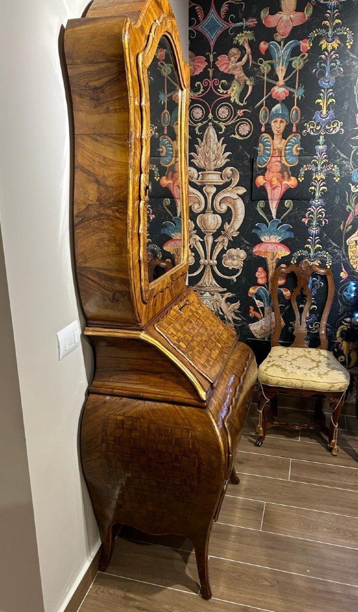 Elegante trumeau mosso in noce finemente intarsiato, Piemonte seconda metà del XVIII secolo.-photo-4