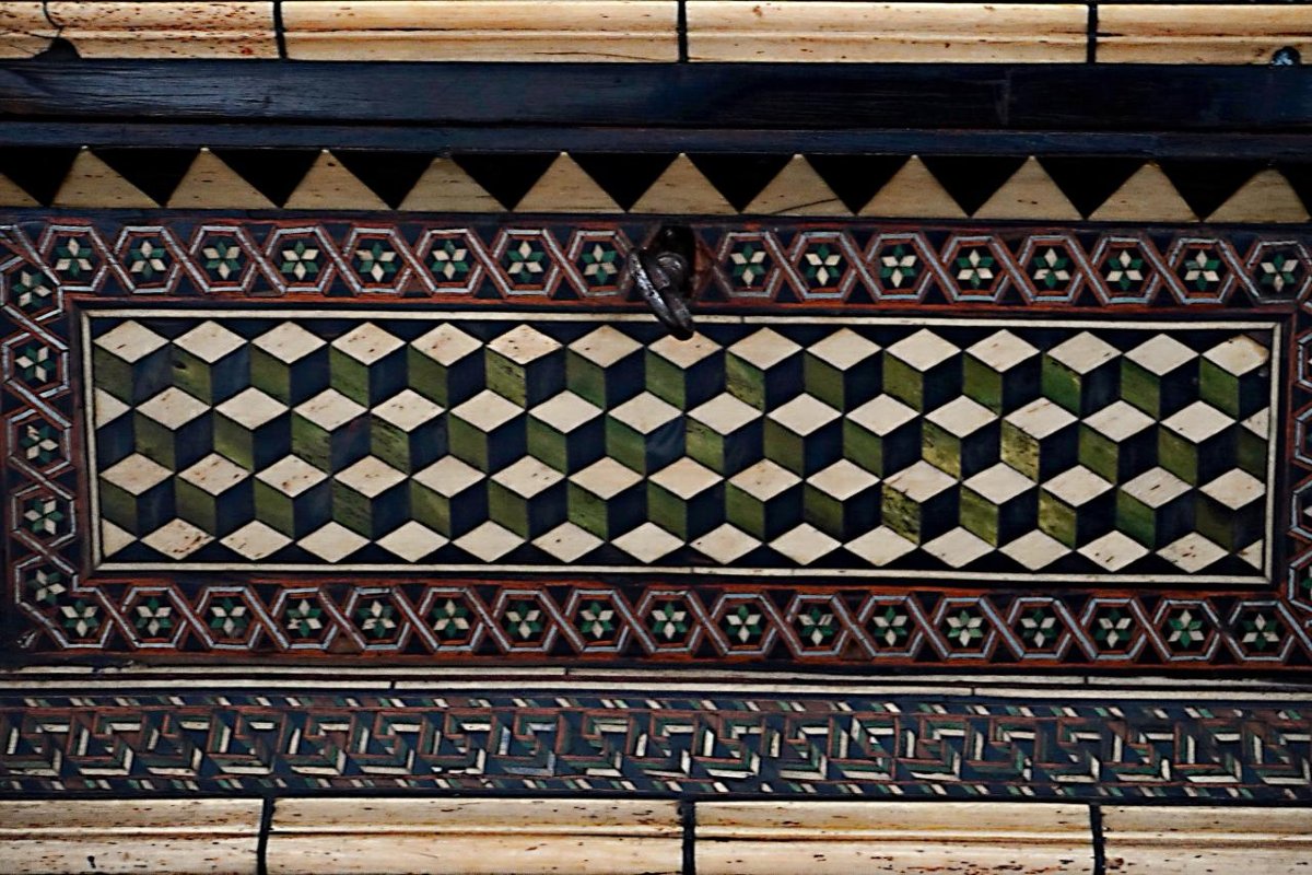 Grande cofanetto intarsiato in osso e varie essenze, bottega degli Embriachi, sec. XV.-photo-2