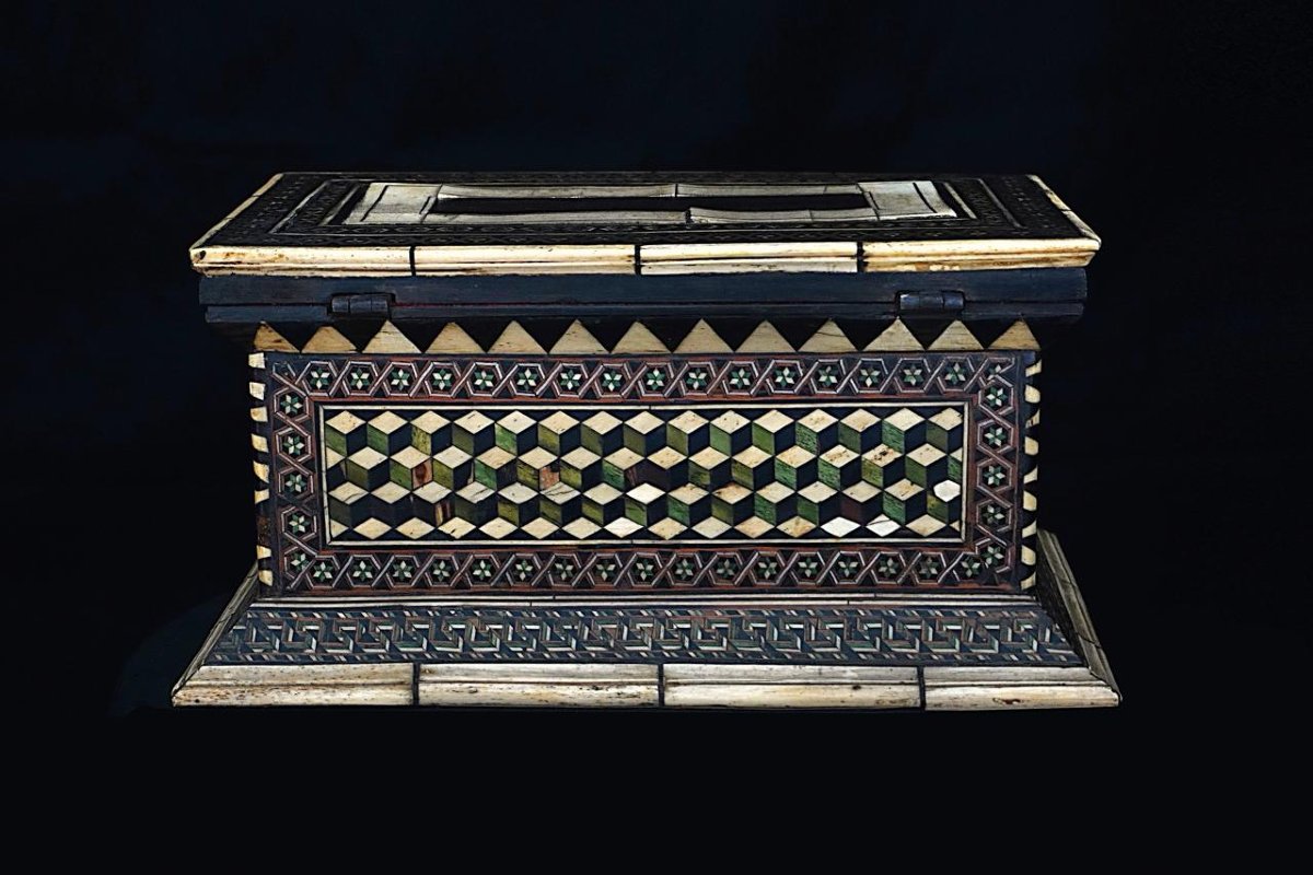 Grande cofanetto intarsiato in osso e varie essenze, bottega degli Embriachi, sec. XV.-photo-3