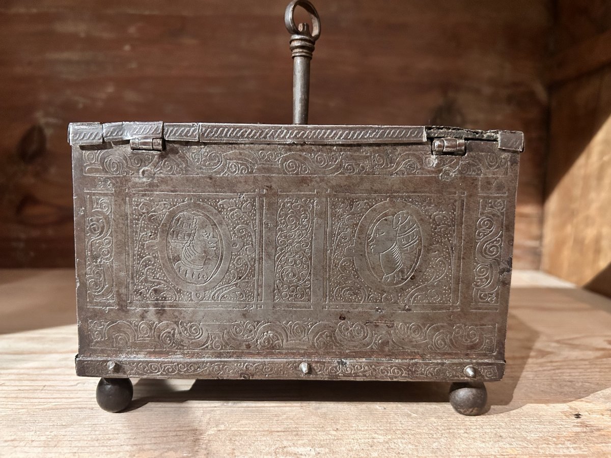 Piccolo forziere in ferro finemente cesellato, Norimberga primi del XVII secolo.-photo-1