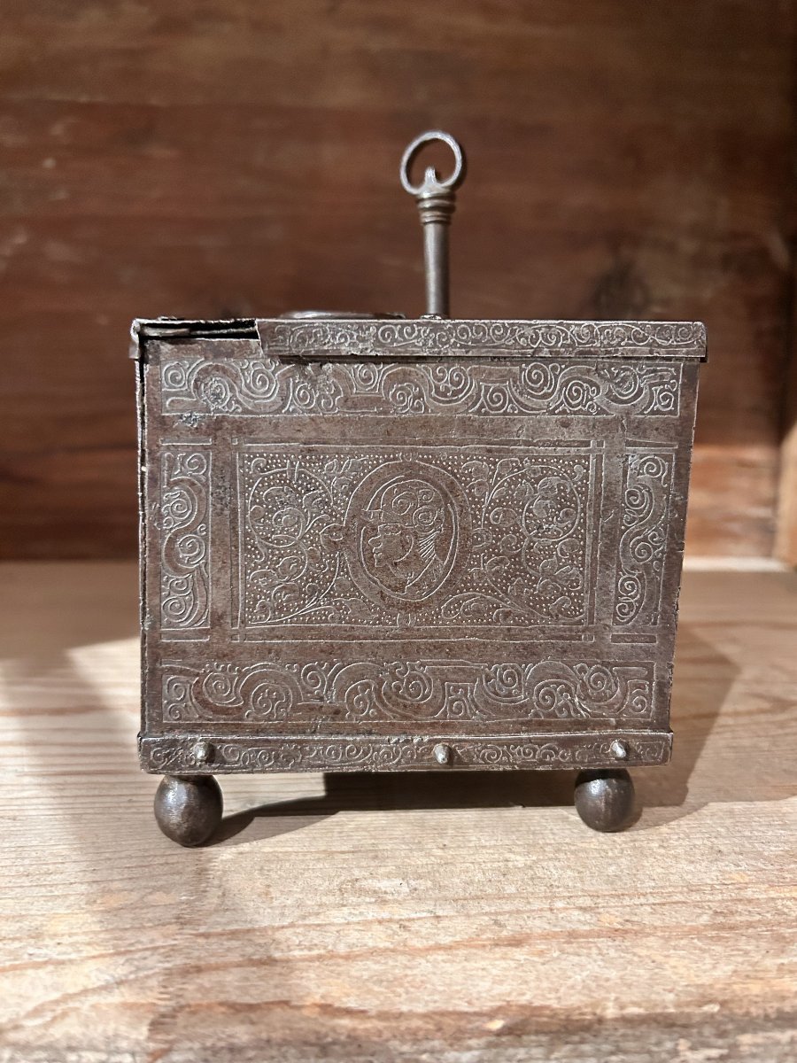 Piccolo forziere in ferro finemente cesellato, Norimberga primi del XVII secolo.-photo-2