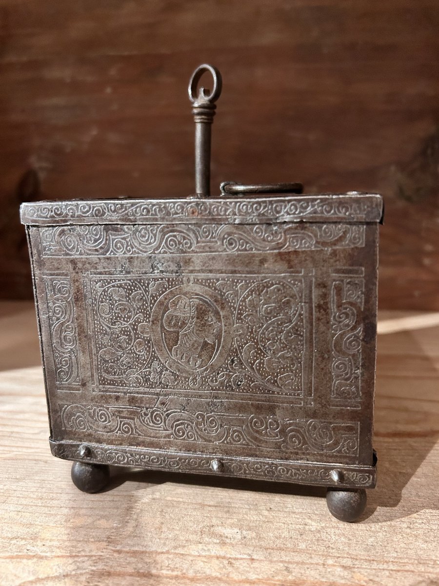 Piccolo forziere in ferro finemente cesellato, Norimberga primi del XVII secolo.-photo-6