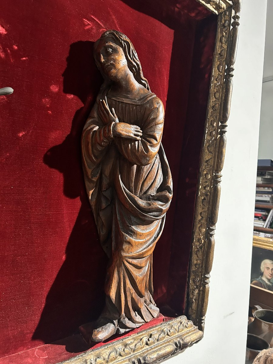 Annunciazione in legno scolpito entro cornice finemente intagliata, 1a metà del XVII secolo.-photo-3