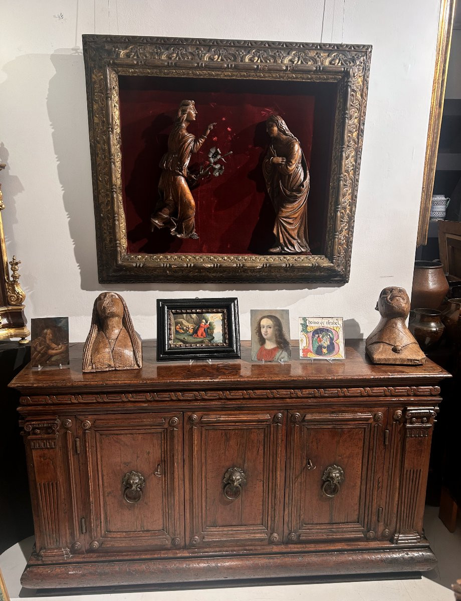 Annunciazione in legno scolpito entro cornice finemente intagliata, 1a metà del XVII secolo.-photo-1