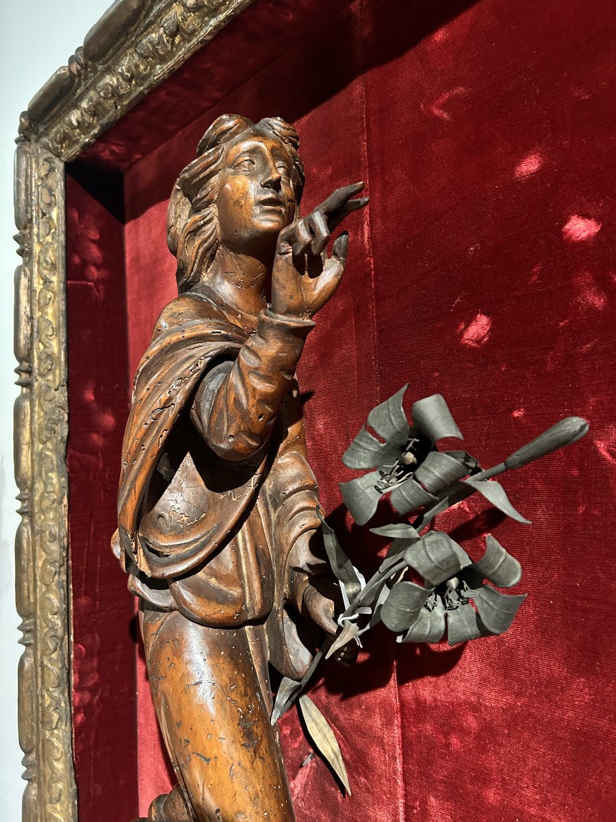 Annunciazione in legno scolpito entro cornice finemente intagliata, 1a metà del XVII secolo.-photo-3