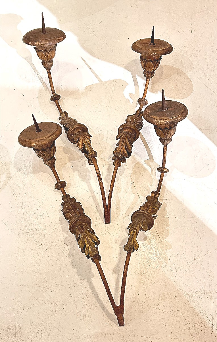 Coppia di appliques portalumi in legno intagliato e dorato. Italia centrale,  XVII -  XVIIIsec.