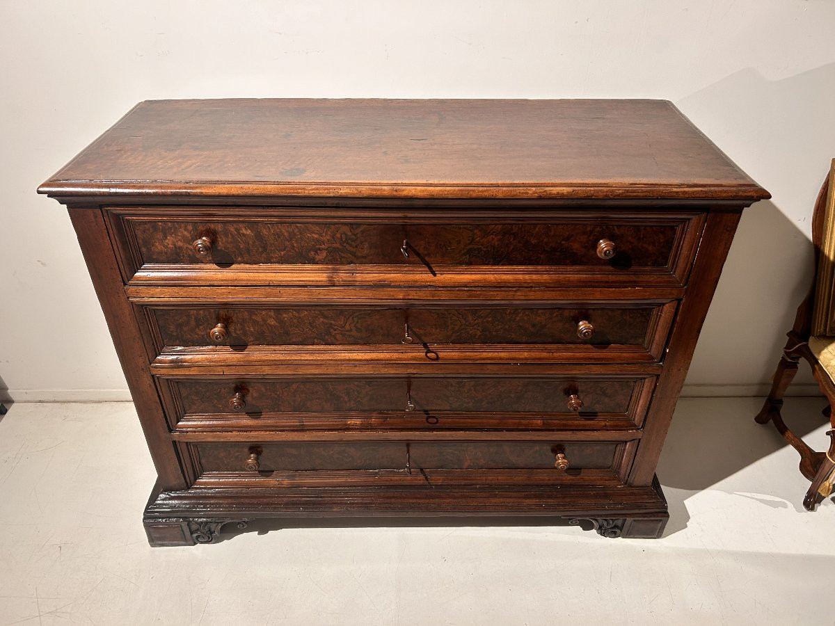 Canterano in radica di noce del XVII secolo, Italia centrale.-photo-2