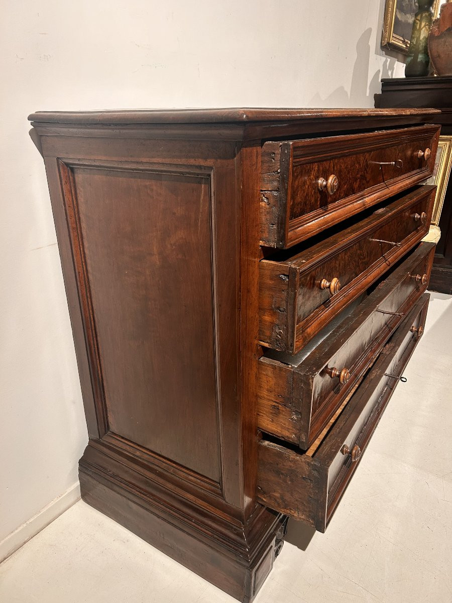 Canterano in radica di noce del XVII secolo, Italia centrale.-photo-3