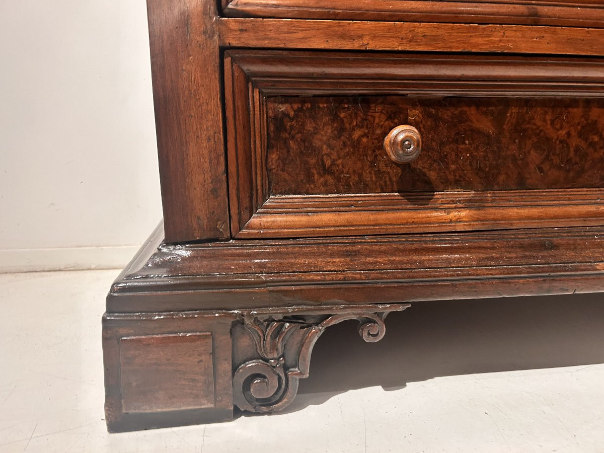 Canterano in radica di noce del XVII secolo, Italia centrale.-photo-4