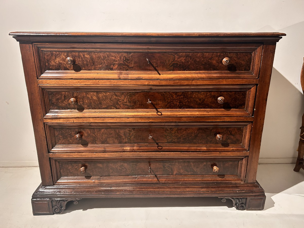 Canterano in radica di noce del XVII secolo, Italia centrale.-photo-1