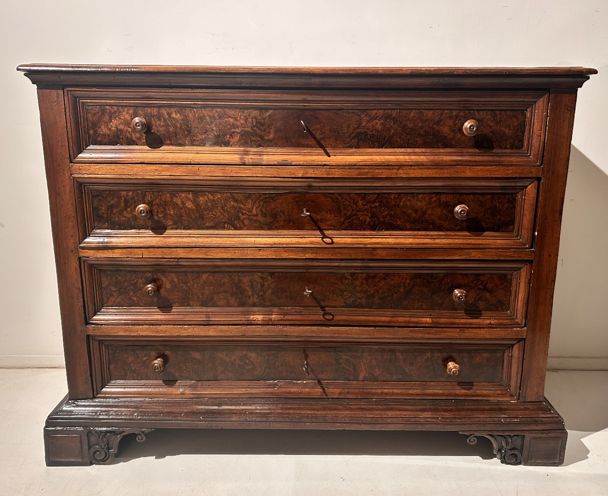 Canterano in radica di noce del XVII secolo, Italia centrale.