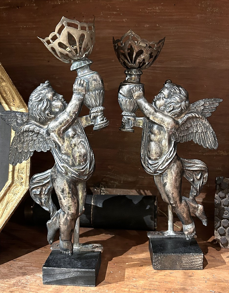 Coppia di putti reggi lume della prima metà dell'Ottocento, Francia.