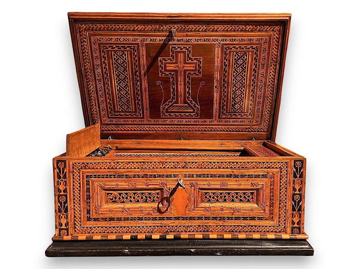 Preziosa cassa certosina riccamente intarsiata in legni pregiati e scacchiera, primi del '500.-photo-2