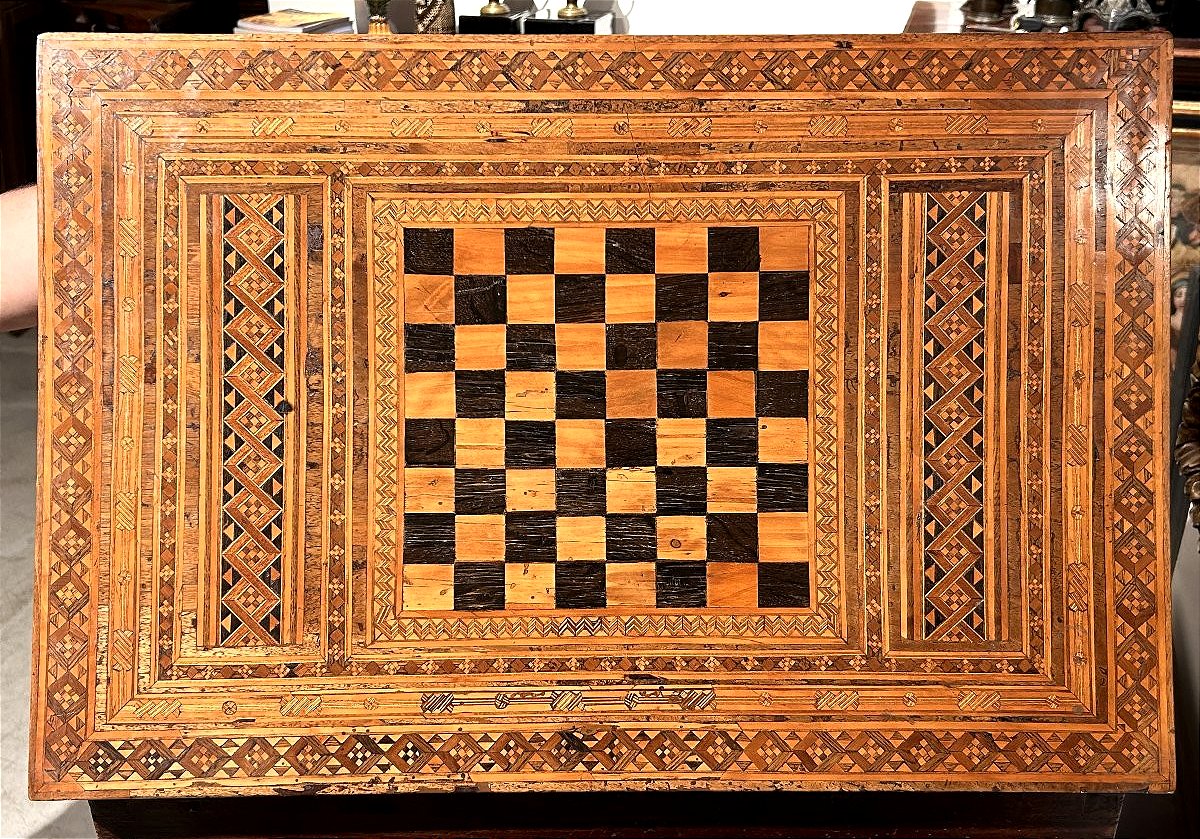 Preziosa cassa certosina riccamente intarsiata in legni pregiati e scacchiera, primi del '500.-photo-3