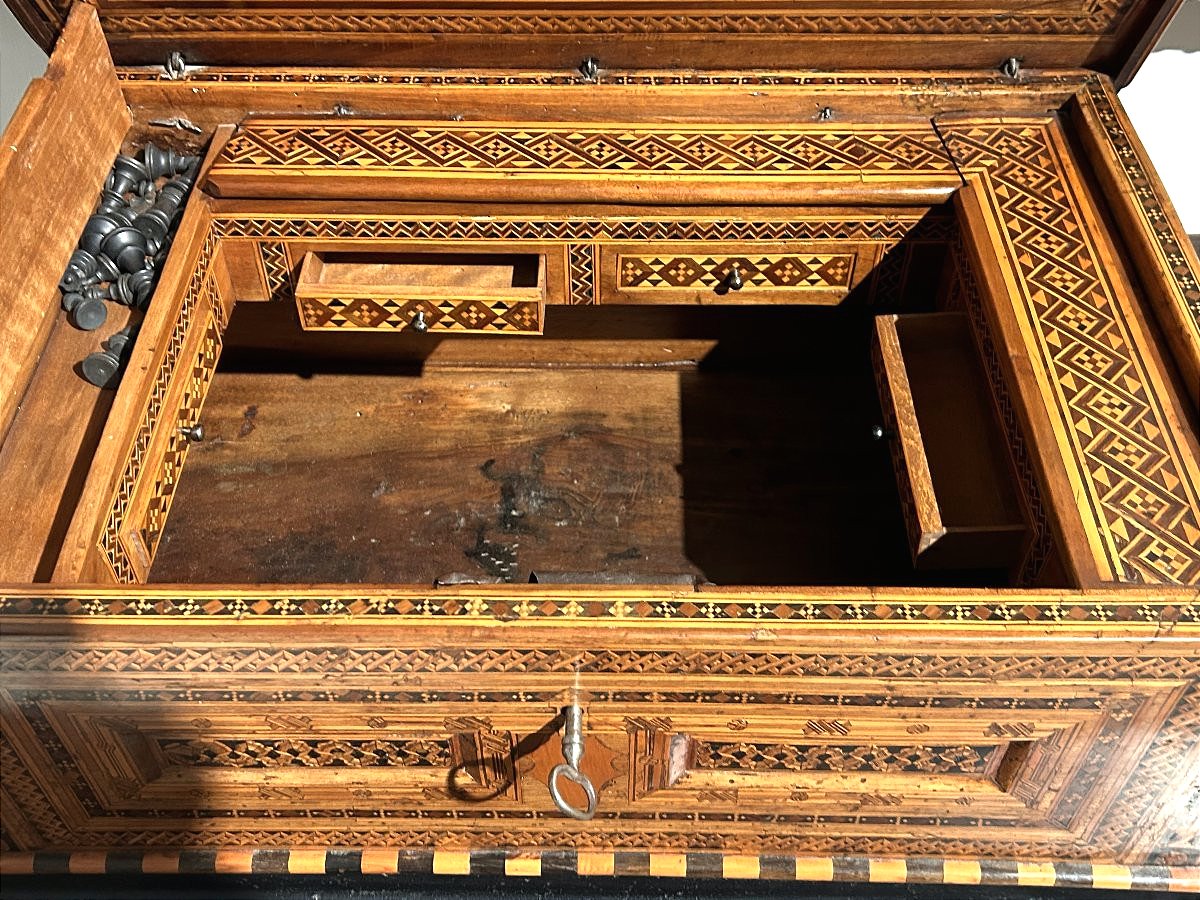 Preziosa cassa certosina riccamente intarsiata in legni pregiati e scacchiera, primi del '500.-photo-4