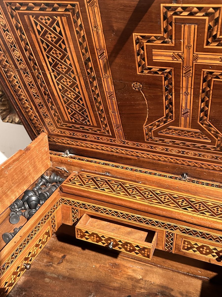 Preziosa cassa certosina riccamente intarsiata in legni pregiati e scacchiera, primi del '500.-photo-2