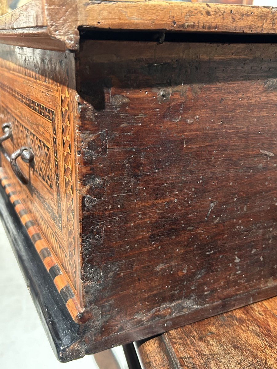 Preziosa cassa certosina riccamente intarsiata in legni pregiati e scacchiera, primi del '500.-photo-4