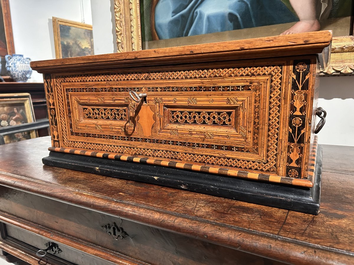 Preziosa cassa certosina riccamente intarsiata in legni pregiati e scacchiera, primi del '500.-photo-6