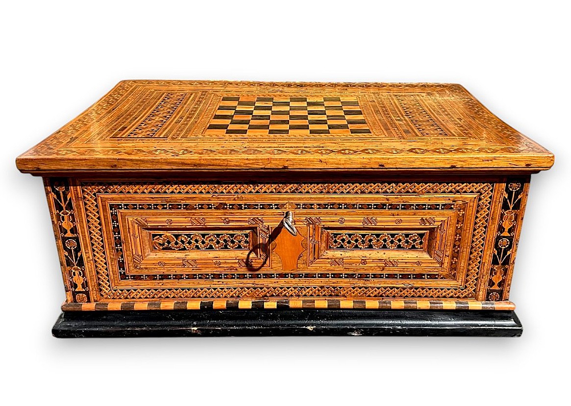 Preziosa cassa certosina riccamente intarsiata in legni pregiati e scacchiera, primi del '500.