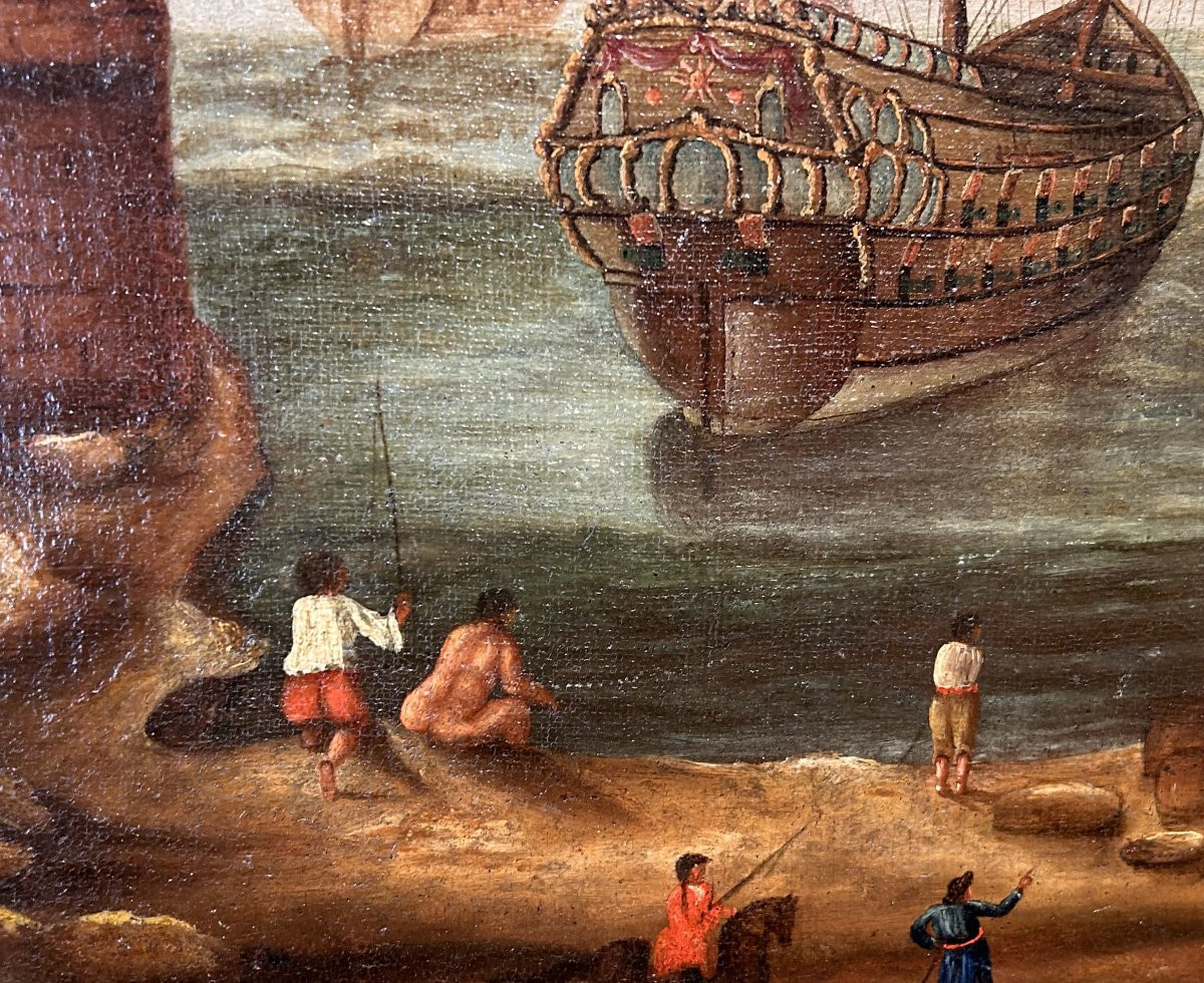 Interessante marina con personaggi e galeoni con cornice coeva. Centro-Italia fine del '600, pr-photo-6