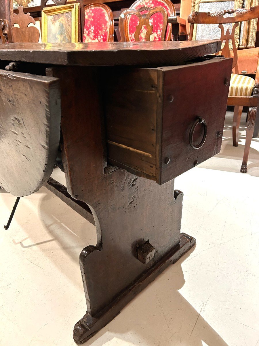 Antico tavolo a bandelle umbro in legno di noce del XVI secolo-photo-1