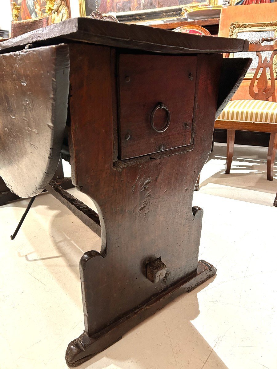 Antico tavolo a bandelle umbro in legno di noce del XVI secolo-photo-3