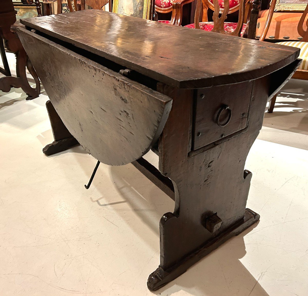 Antico tavolo a bandelle umbro in legno di noce del XVI secolo-photo-5