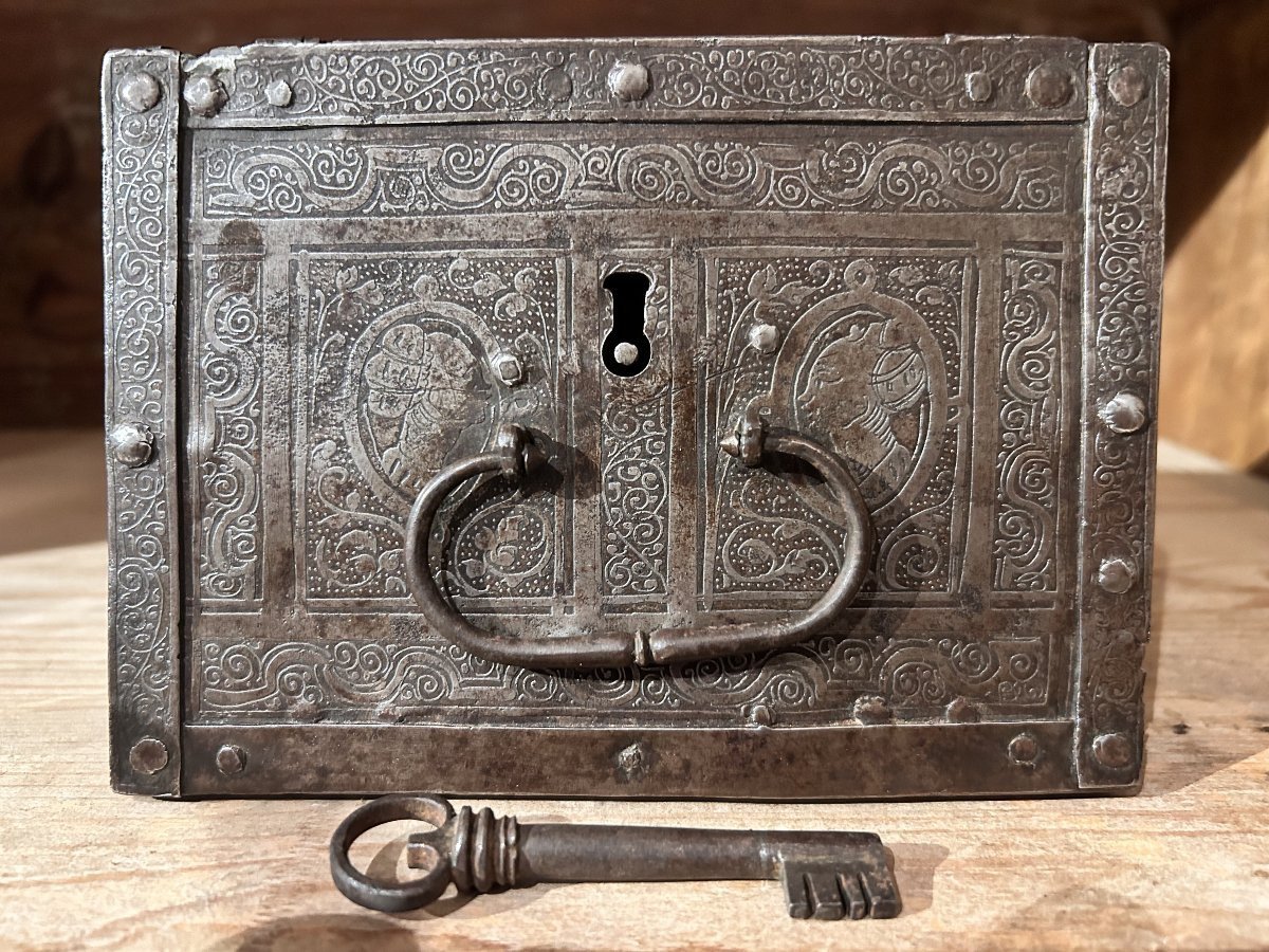 Piccolo forziere in ferro finemente cesellato, Norimberga primi del XVII secolo.-photo-2