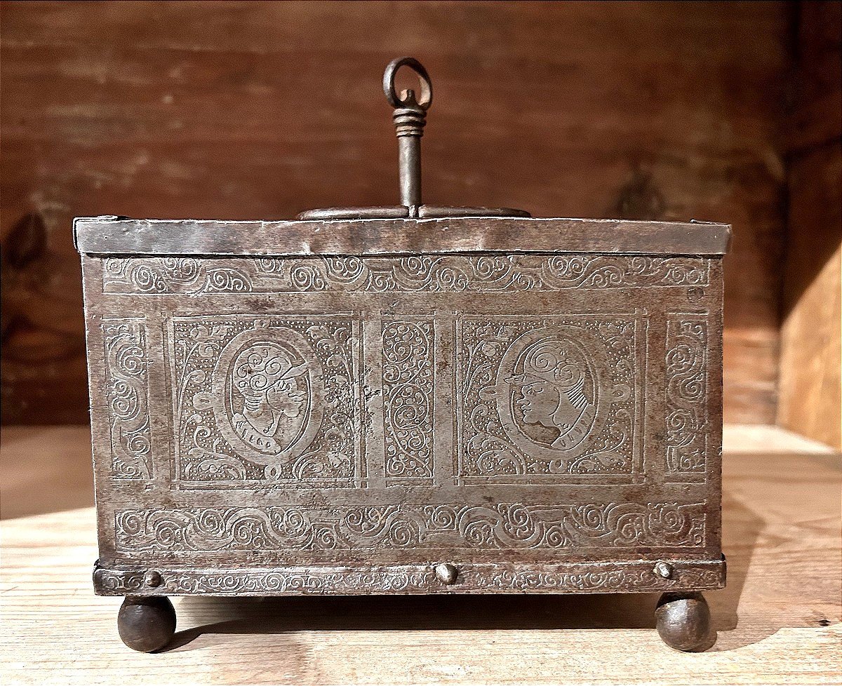 Piccolo forziere in ferro finemente cesellato, Norimberga primi del XVII secolo.-photo-3