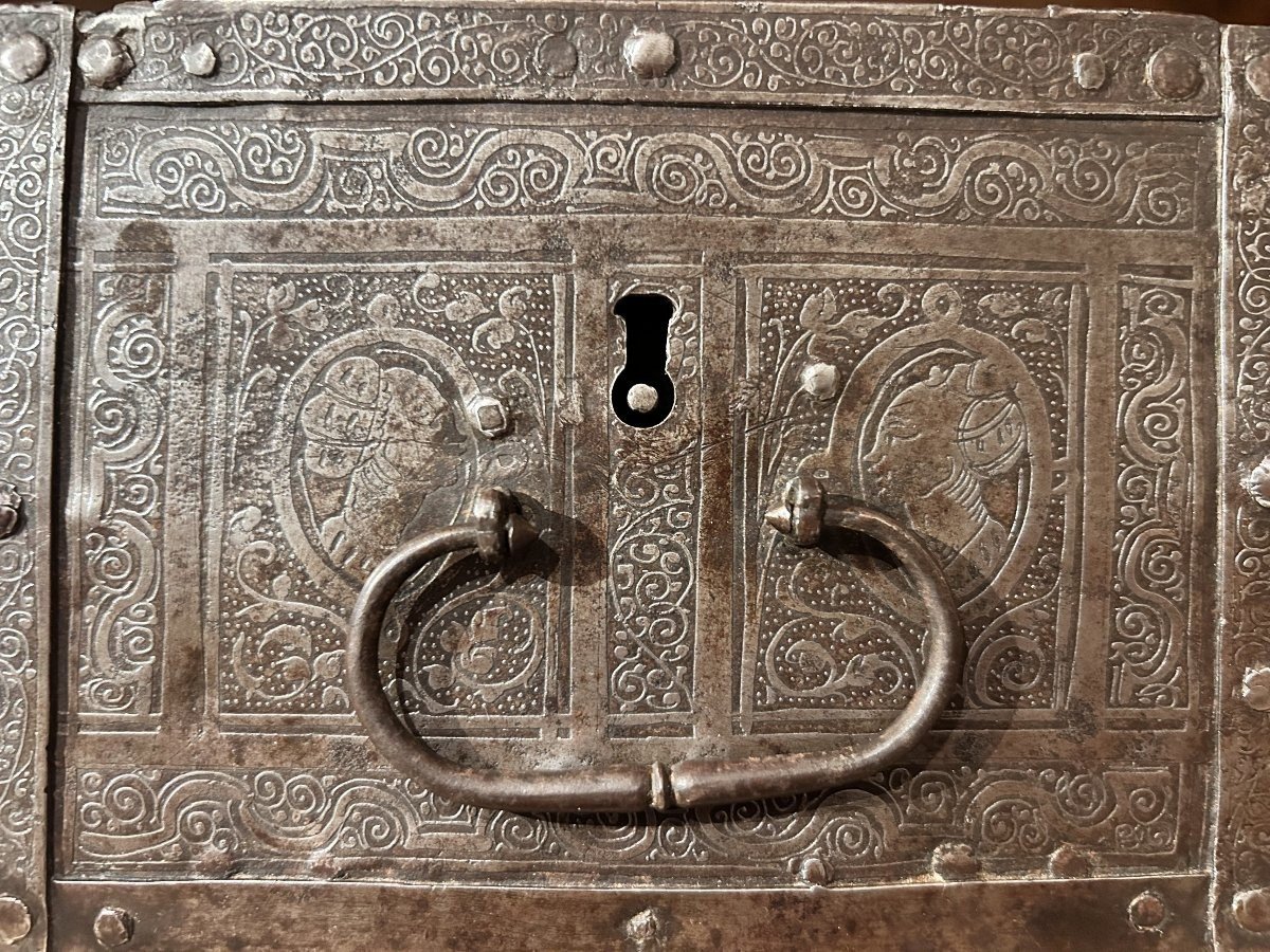 Piccolo forziere in ferro finemente cesellato, Norimberga primi del XVII secolo.-photo-1