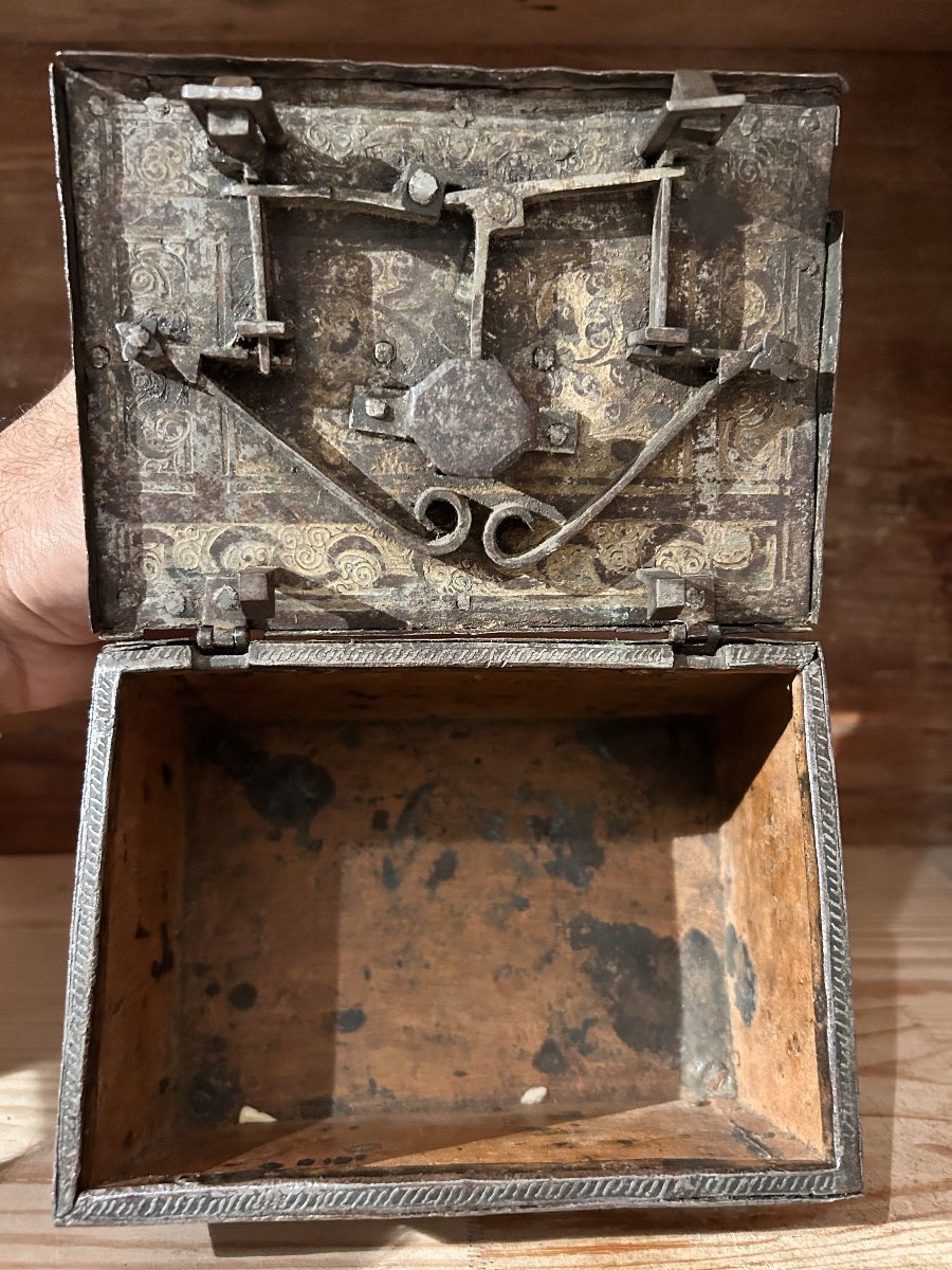 Piccolo forziere in ferro finemente cesellato, Norimberga primi del XVII secolo.-photo-4