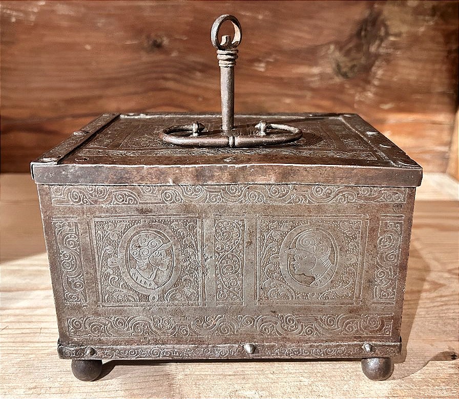 Piccolo forziere in ferro finemente cesellato, Norimberga primi del XVII secolo.